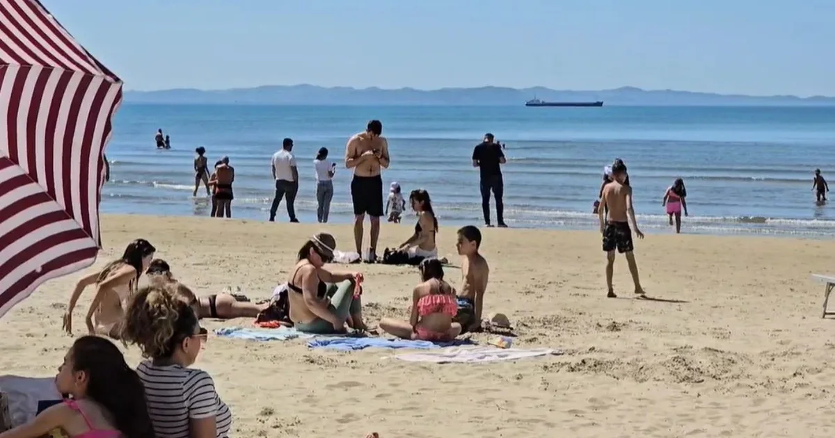 Plazh për 1 Maj  qytetarët mbushin bregdetin në Durrës