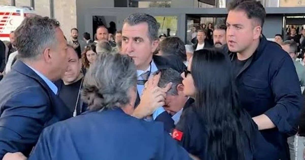VIDEO  Goditet me grusht në fytyrë lideri i Partisë Republikane Popullore Turke