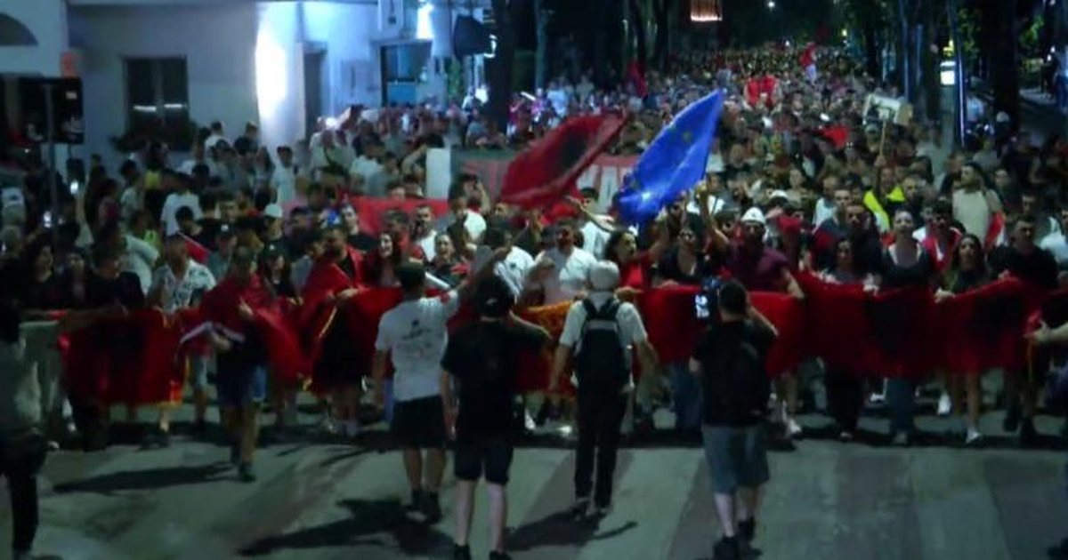 Pas protestës te Kryeministria  qytetarët marshojnë në rrugët e Tiranës