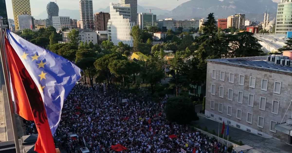 gazeta-italiane-protestat-ne-shqiperi-shnderrohen-ne-antisemitizem-hebrenjte-dhe-izraelitet-ne-shenjester