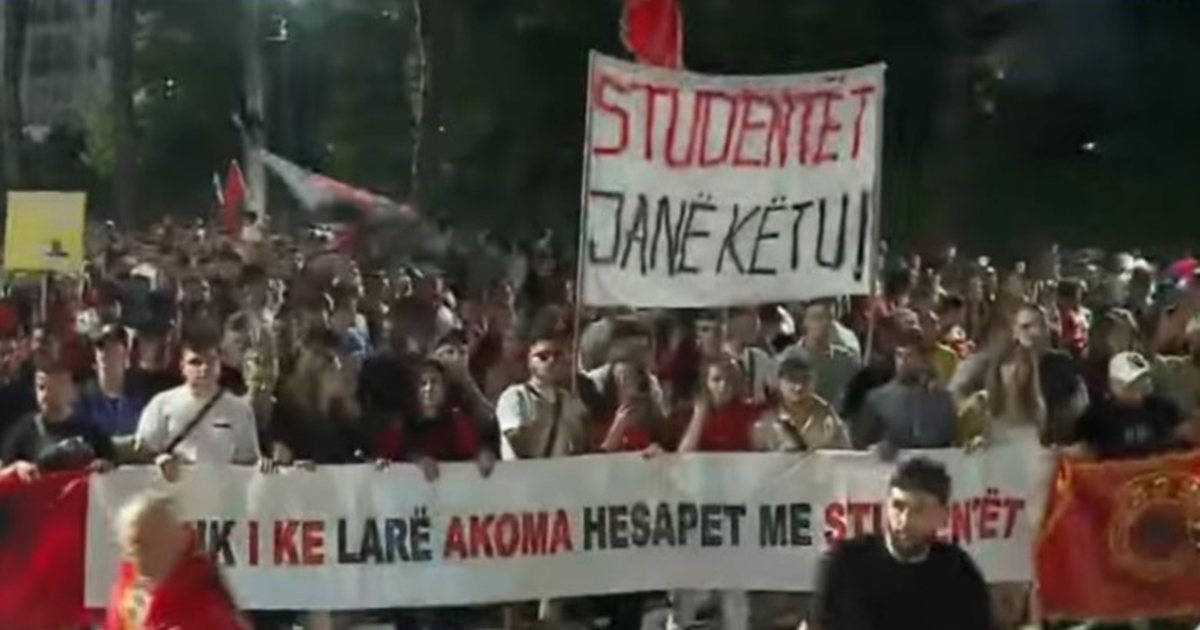 Pas fjalimeve te Kryeministria  protestuesit nisin marshimin me itinerar të përcaktuar nëpër Tiranë
