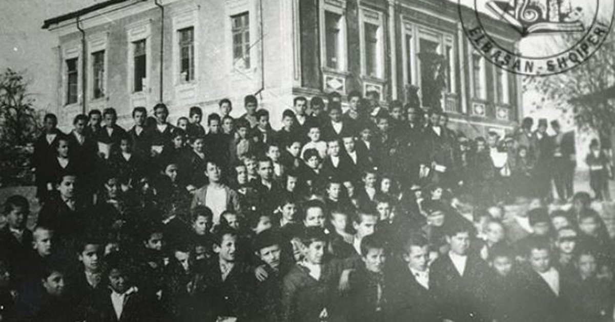  Mbasi prokurori Nevzat Haznedari  kërkoi dënimin e tij me vdekje  kryetari i gjykatës Niko Çeta  e pyeti për fjalën e fundit  ai i tha    Historia e panjohur e Hasan Reçit  i dënuar me vdekje nga tre regjimet