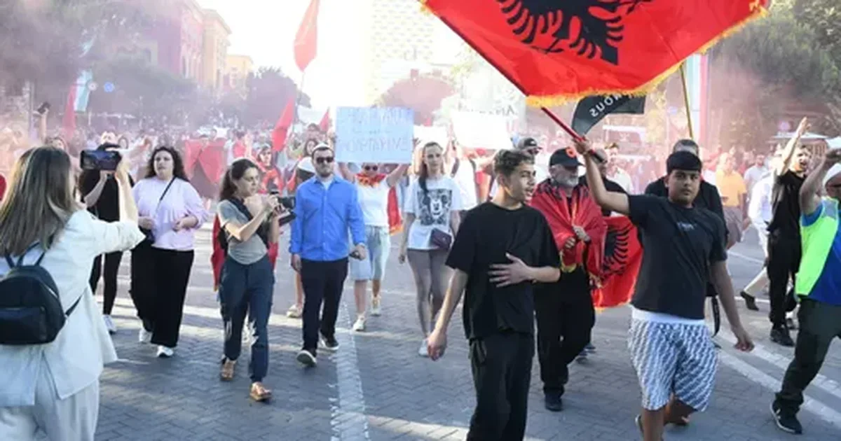 a-eshte-e-sigurt-shqiperia-turistet-ne-reddit-protestat-ngjajne-me-shume-me-feste-sesa-me-krize