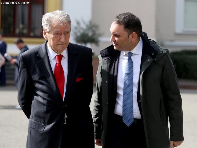 Belind Këlliçi imiton Lulzim Bashën: Largon Berishën nga