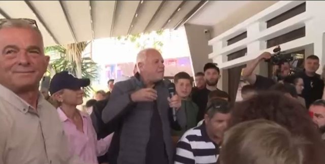VIDEO/ Fansi i Berishës me gotë rakie në dorë: Jam shtruar