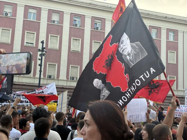 FOTO+VIDEO/ Protesta; zhduken flamingot "mbijn&euml;" patriot&euml;t e