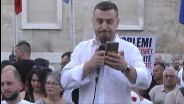 Protesta te Kuvendi/ Gazetari Muka lexon deklarat&euml;n e Grupit Koordinues: