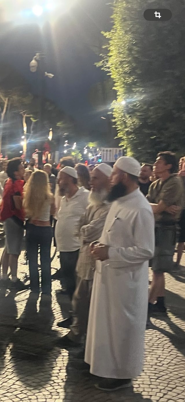 FOTOLAJM/ Hoxhallarët në shesh për të "bekuar"