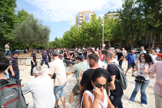 Dhuna para Parlamentit/ Arrestohen 8 prej protestuesve t&euml; shoq&euml;ruar