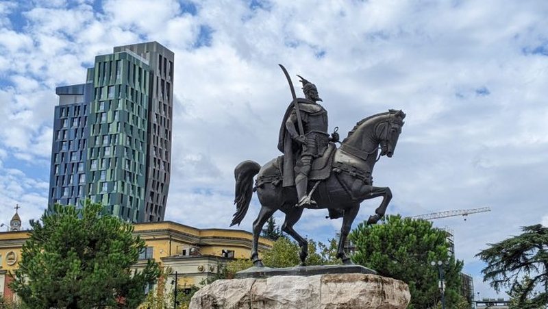Media italiane: Tirana mes ngjyrave dhe historis&euml;, 10 atraksionet q&euml;