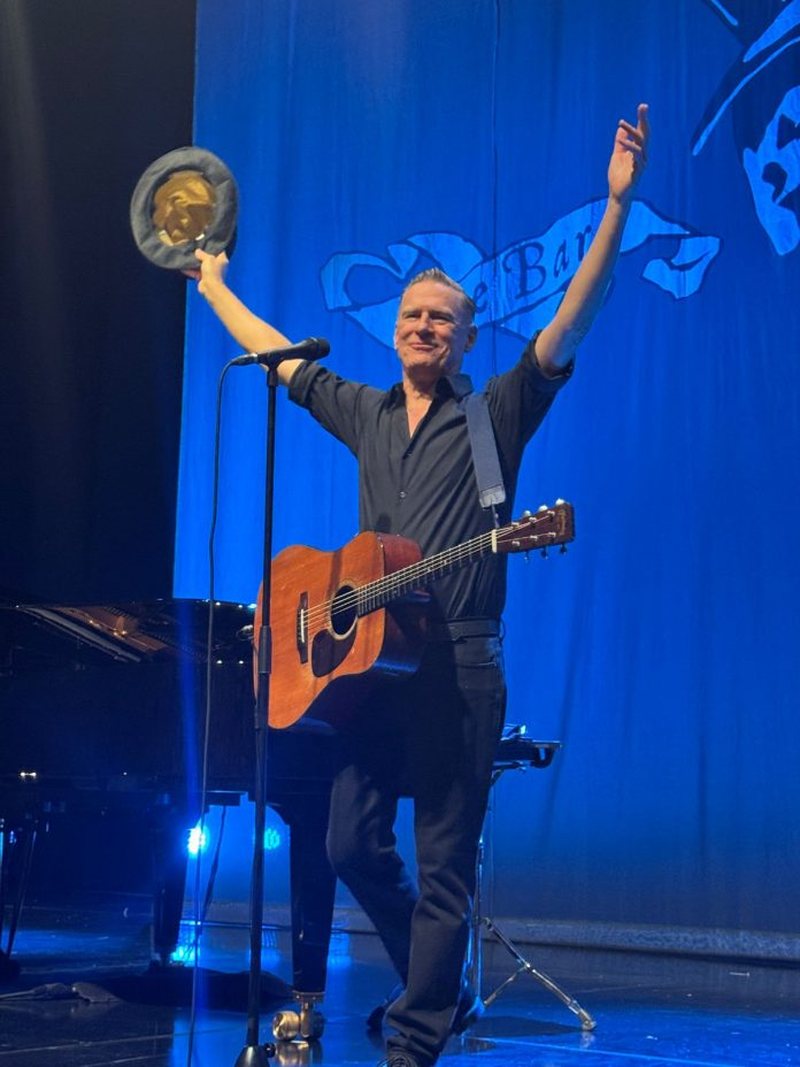 Koncerti i parë i Bryan Adams në Tiranë, mbi dy orë me hite dhe emocione të fuqishme (FOTOT)