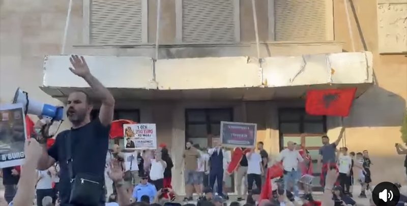 VIDEO/ Altin Goxhaj udh&euml;heq protest&euml;n, k&euml;rkon q&euml;