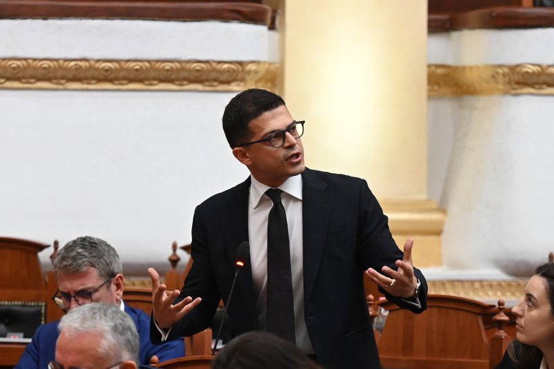 Debatet n&euml; Kuvend, Vengu opozitar&euml;ve: Mblidheni mendjen dhe tregoni