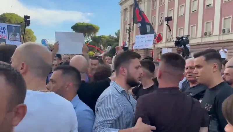 VIDEO/ Tension n&euml; tubimin para Kryeministris&euml;, protestuesit