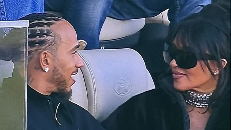 Kim Kardashian pozon me helmet&euml;n e Lewis Hamilton, piloti ndan foton e