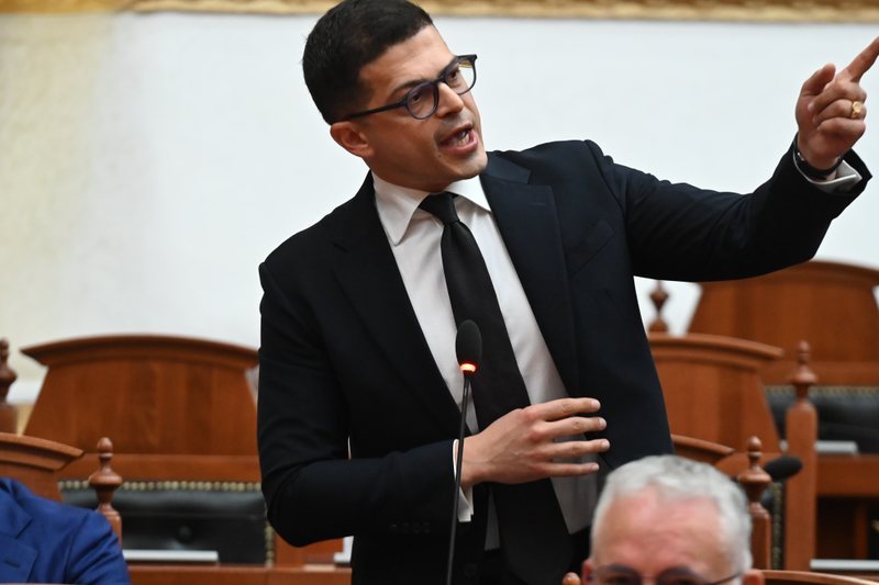 Vengu replik&euml; me Shehajn: Pasditeve patriotiz&euml;m online, dit&euml;n e