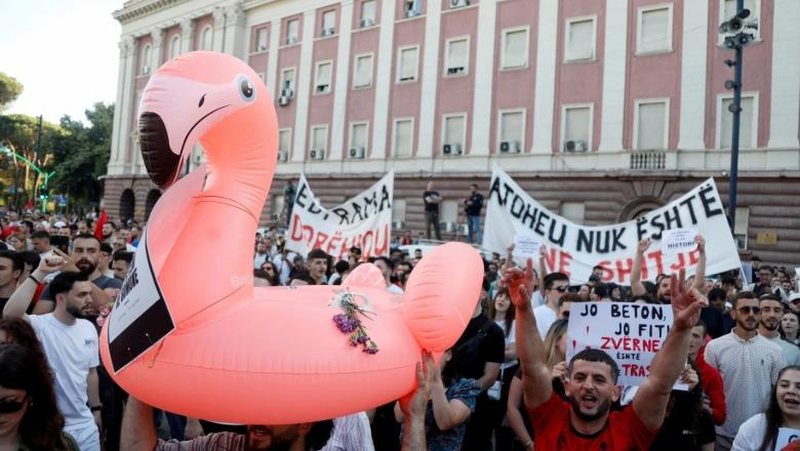 Nuk do 'shesim Atdheun' dhe do izolohemi ekonomikisht?