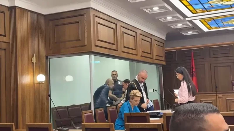 Debat n&euml; sall&euml;n e gjyqit mes Met&euml;s dhe gjykat&euml;s, prokurori