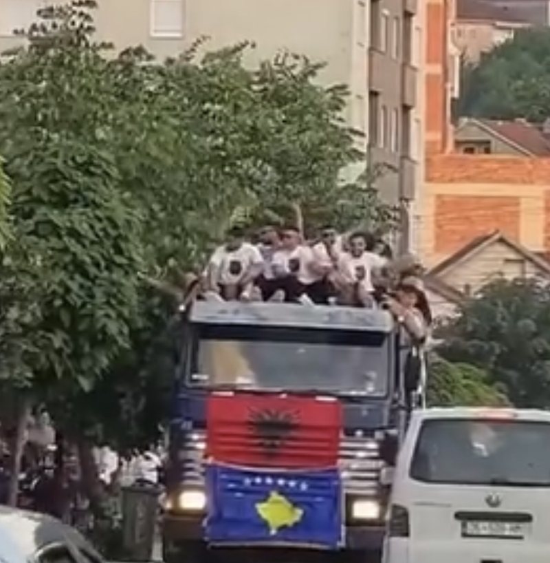 VIDEO/ Protestues t&euml; VV-s&euml; nga Kosova mb&euml;rrijn&euml; me kamion