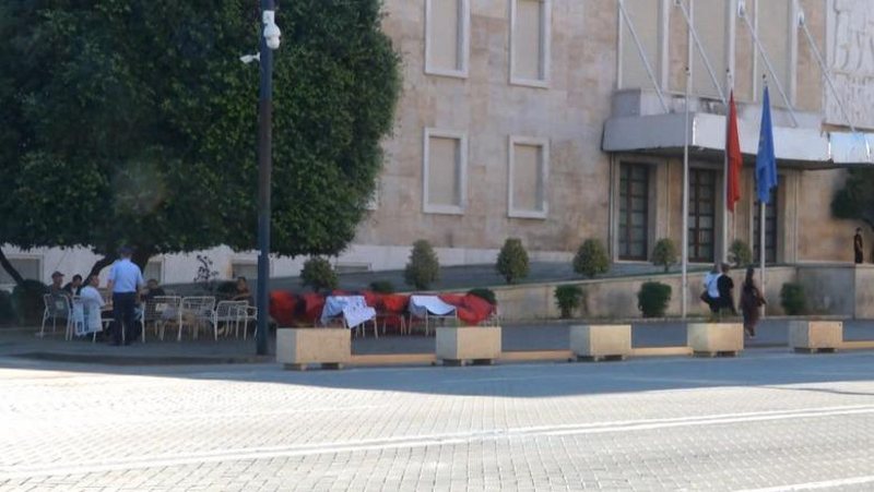 Dita pas protest&euml;s, vet&euml;m nj&euml; grup i vog&euml;l mbetet para
