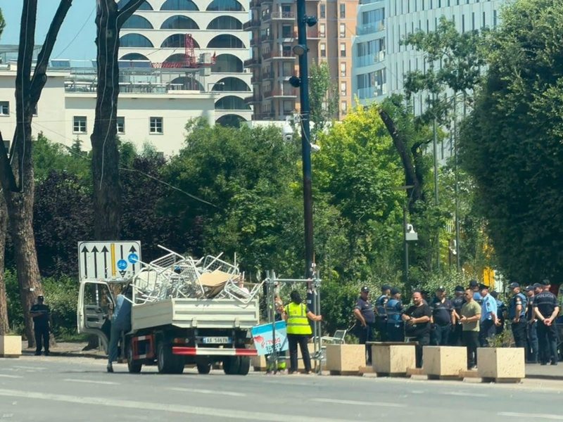 Policia nd&euml;rhyn te Kryeministria, zhvendos grupin e protestuesve nga