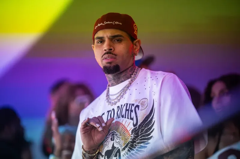 Chris Brown humb betej&euml;n n&euml; gjykat&euml;, detyrohet t&rsquo;i