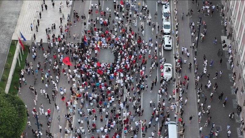 Balla publikon foton nga protesta: Qytetar&euml;t u distancuan nga dhuna e