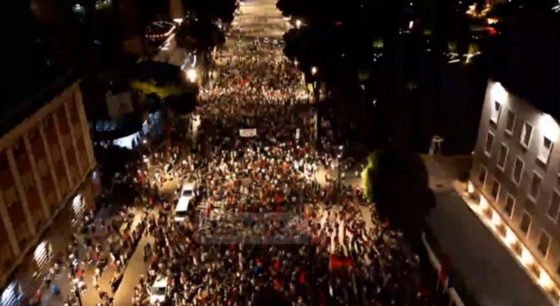 VIDEO/ Pamjet nga ajri, ja pjes&euml;marrja reale n&euml; protest&euml;n e
