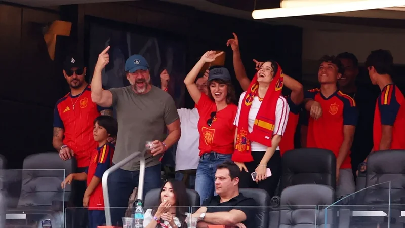 Penelope Cruz, Javier Bardem dhe Rosalia &ldquo;ndezin&rdquo; tribunat,