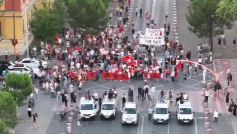 Protestat/ Taulant Balla: P&euml;r pak dit&euml; do t&euml; zbardhet kush