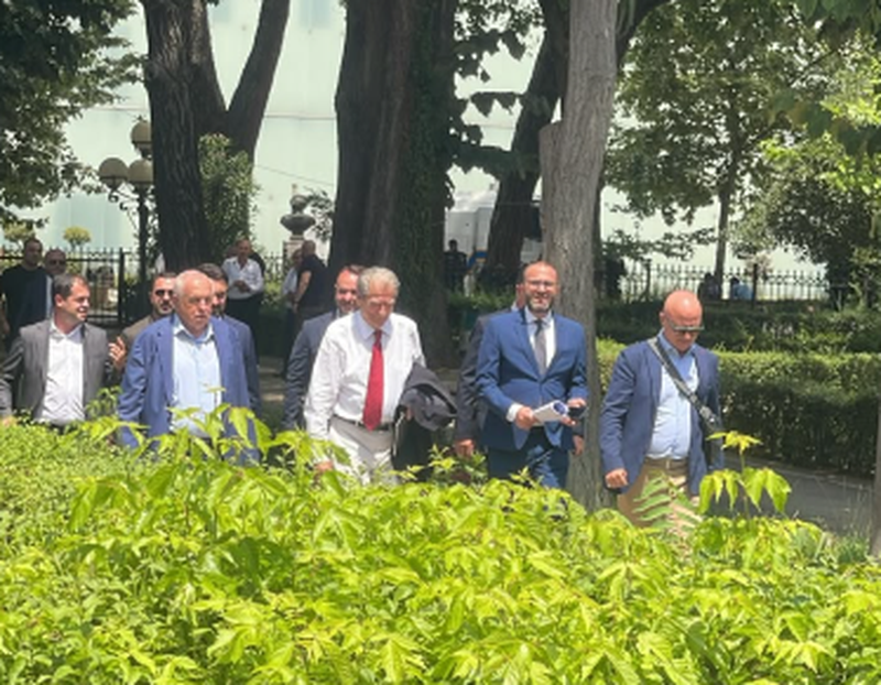 FOTO/ Rebelimi n&euml; grupin parlamentar tremb Berish&euml;n, anulon