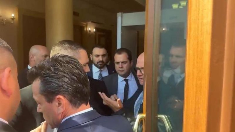 VIDEO/ U p&euml;rjashtua nga Kuvendi, Garda nuk lejon Shehajn t&euml; futet