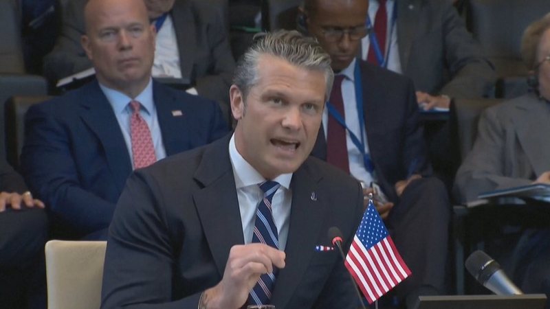 &ldquo;Turp q&euml; na mbyll&euml;t bazat!&rdquo;, Hegseth shp&euml;rthen