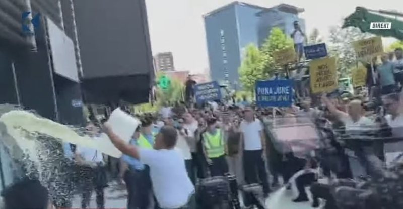 Fermer&euml;t &ldquo;lajn&euml;&rdquo; me qum&euml;sht ministrin&euml;: Kompania