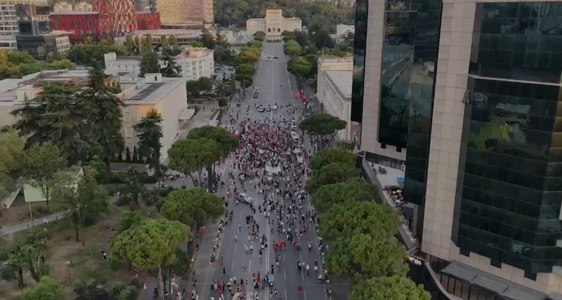 PAMJE NGA DRONI! Protesta e 23 kund&euml;r qeveris&euml;, ja pjes&euml;marrja