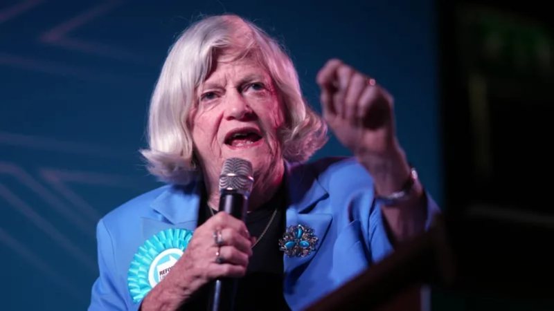 Ann Widdecombe u godit 21 her&euml; me &ccedil;eki&ccedil;, zbulohen detajet