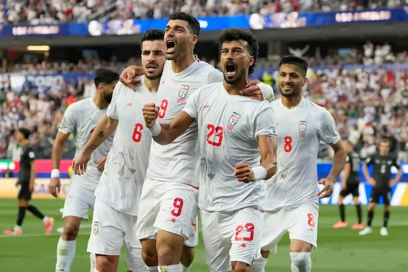 Lufta 'zbret' n&euml; futboll-Irani p&euml;rballet me kufizime