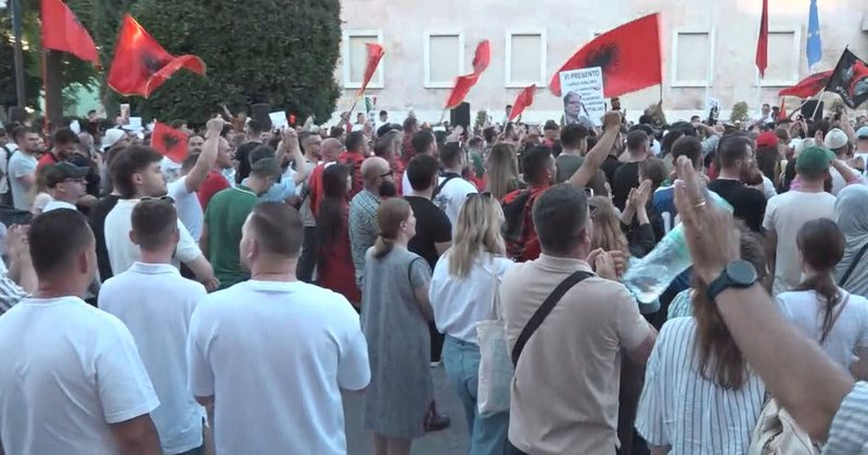 Andi Hoxhaj: T&euml; rinjt&euml; n&euml; Shqip&euml;ri dhe n&euml; Serbi,