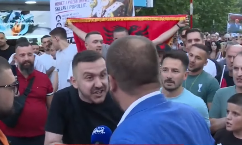 VIDEO/ P&euml;rplasje para Kuvendit, protestuesit rrethojn&euml; deputetin e PS