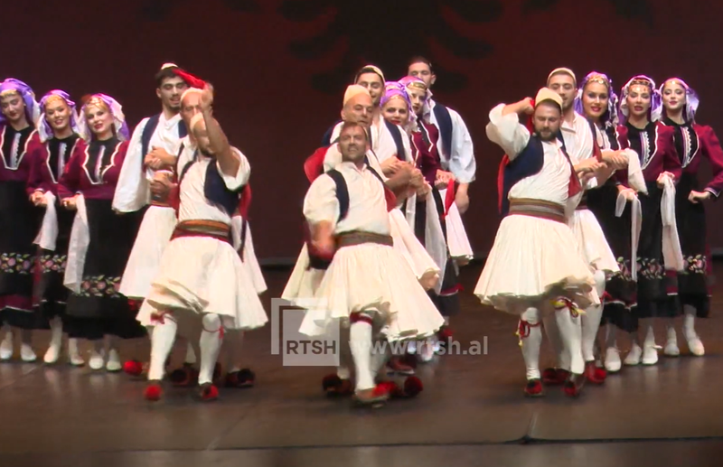Nga Trieste n&euml; Lond&euml;r - Nis turi i Ansamblit t&euml; K&euml;ng&euml;ve