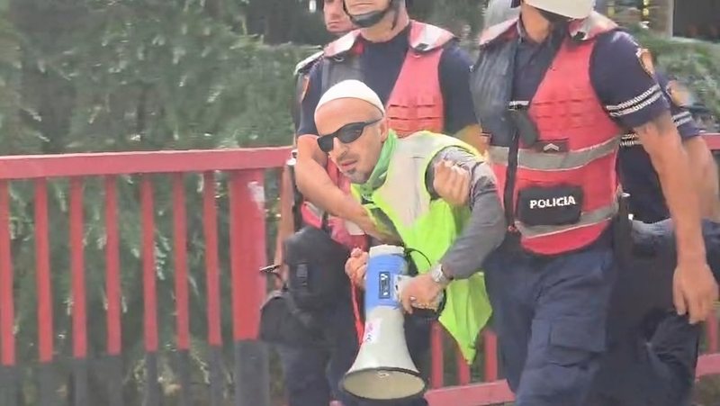 U shoq&euml;rua gjat&euml; protest&euml;s, lirohet aktivisti Arben Kola: U