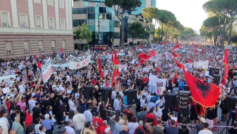 Protesta n&euml; Tiran&euml;, policia ndjek penalisht 15 persona: Prishje e