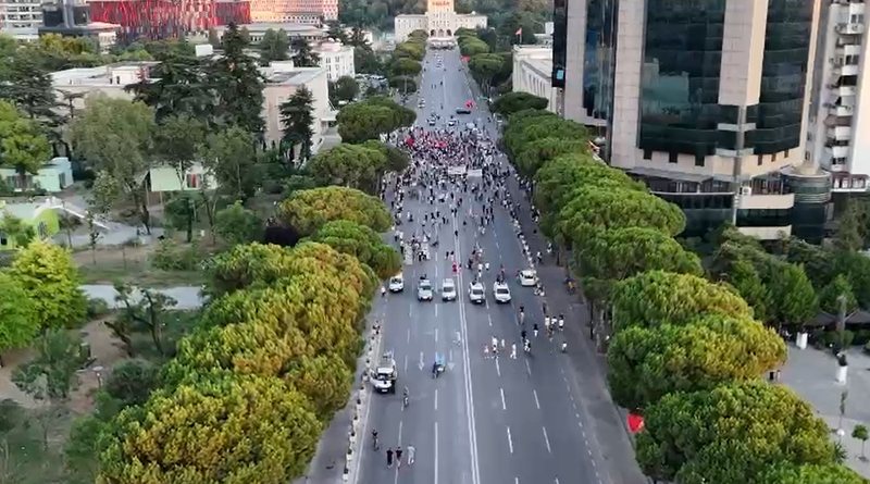VIDEO/ Tubimi i protestuesve n&euml; dit&euml;n e 34-t para Kryeministris&euml;,