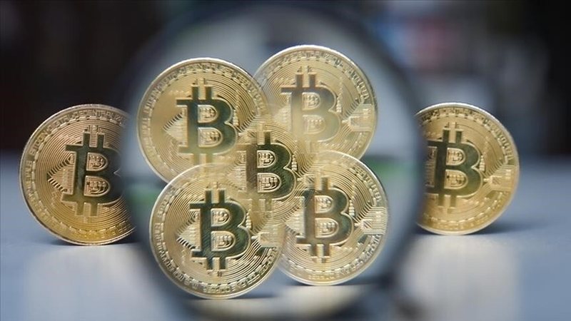 Bitcoin bie n&euml;n 60,000 dollar&euml; mes presionit n&euml; tregjet globale